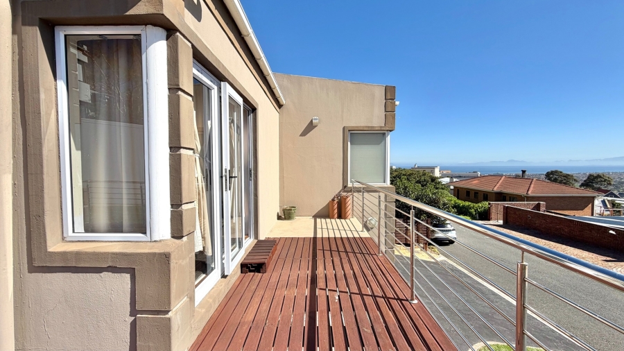 3 Bedroom Property for Sale in Mountainside Western Cape